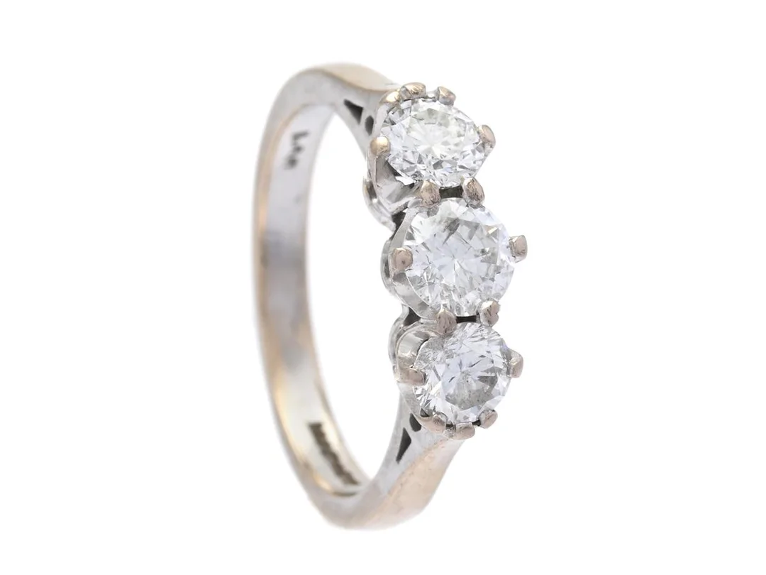 TRESTENSRING, 18K vitguld, 3 briljantslipade diamanter ca 1,00 ct, ca TW/SI-P, stl 16,5 mm, vikt 4,2 g, ena diamanten med nagg på rondisten. — Smycken/Trestensring — Kaplans