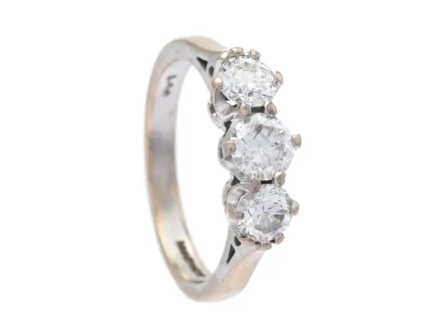 TRESTENSRING, 18K vitguld, 3 briljantslipade diamanter ca 1,00 ct, ca TW/SI-P, stl 16,5 mm, vikt 4,2 g, ena diamanten med nagg på rondisten.