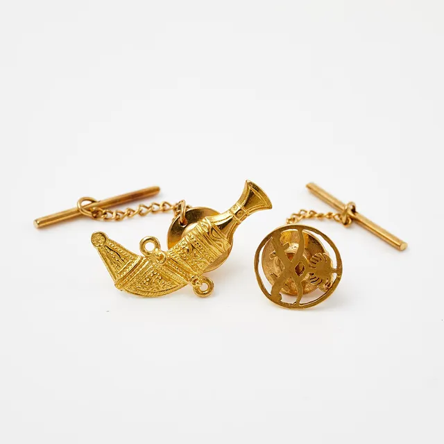 PINS, 2 st, 18 k guld, i form av kindjal, utländska stämplar.