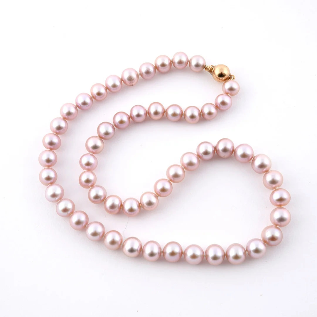 A SINGLE ROW SLIGHTLY GRADUATED PINK FRESHWATER CULTURED PEARL NECKLACE. — Necklace — Lawrences Auctioneers