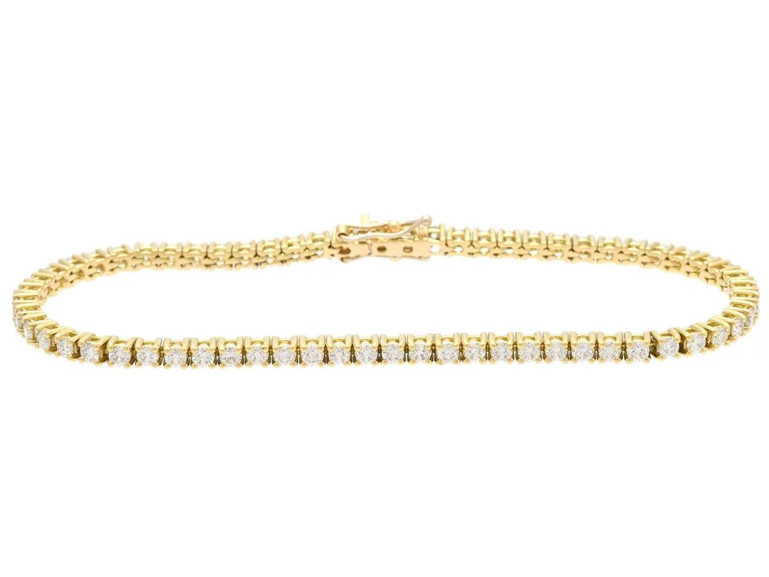 TENNISARMBAND, 18K guld, 64 briljantslipade diamanter ca 2,55 ctv, ca TW-Cr/SI-P, längd 17 cm, vikt 9,3 g, enstaka diamanter med nagg. — Smycken/Armband — Kaplans