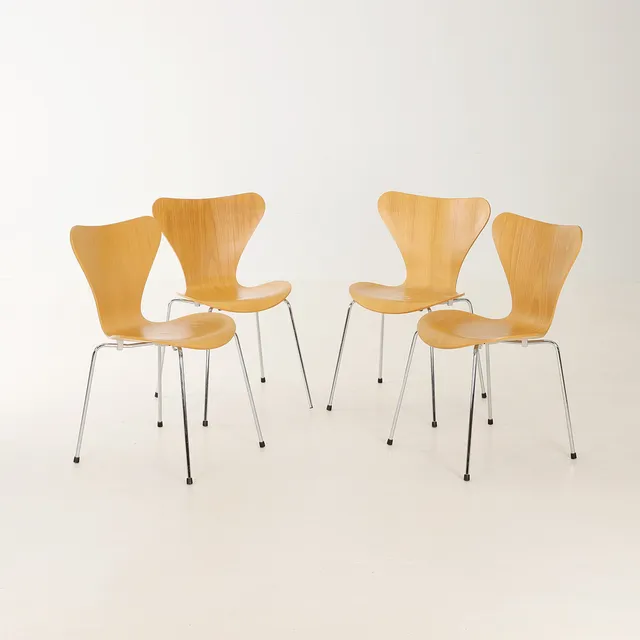 ARNE JACOBSEN. 1902-1971. Stolar, 4 st, "Sjuan", bok, Fritz Hansen, Danmark, 1999.