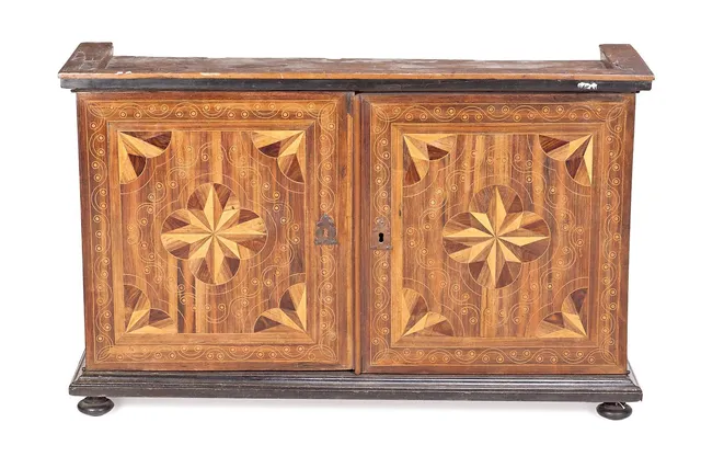 Dutch cabinet in rosewood, walnut and ebonized wood with fine wood marquetry, early 18th Century.
