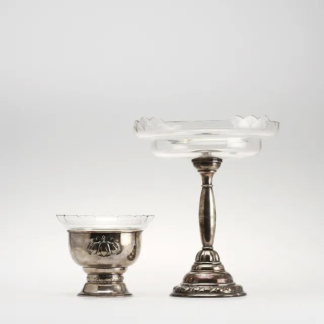 SKÅLAR, 2 st, nysilver och glas, 1900-talets första hälft.