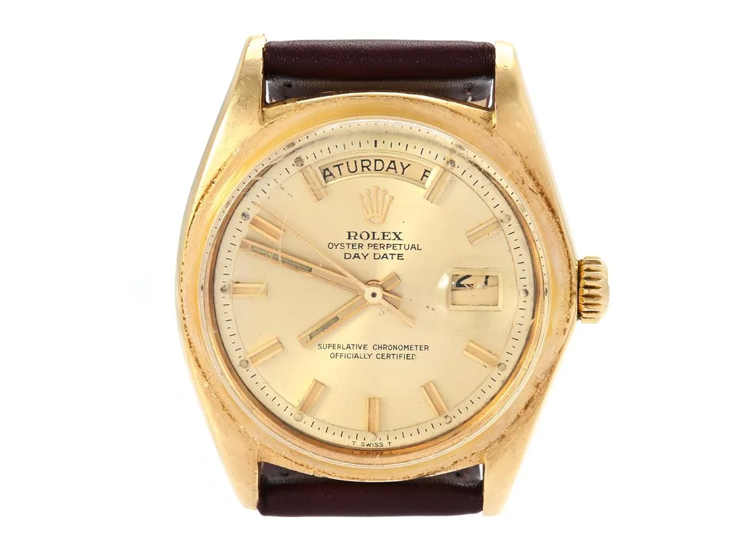 ROLEX, Oyster Perpetual, Day-Date (T Swiss T), Chronometer, "Bark Finish", Ref nr. 1807, Serie nr. 2747663, Cal 1556, Verk nr. DD929125, Boett nr. 1803, herrur, 36 mm, 18K guld, automatisk, plexiglas, dag, datum, defekt, (akut servicebehov), OBS: saknar glasring i guld ("Bark Finish"), läderband, ca 1971, — Klockor/Rolex — Kaplans