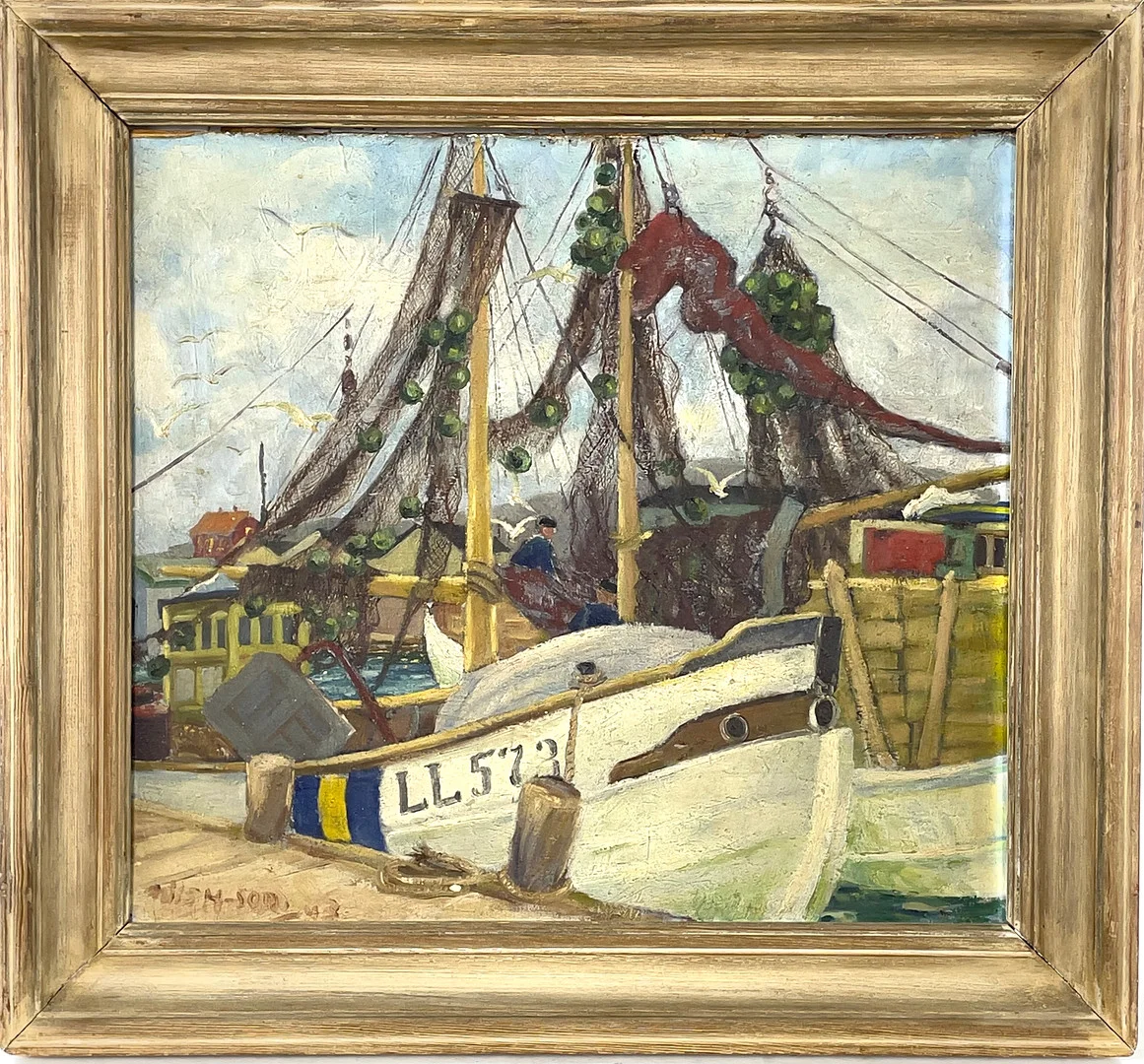 NILS HANSSON. Olja på duk fäst på pannå, "Fiskarskutor, Smögen", signerad samt daterad -43. — Paintings — Roslagens Auktionsverk