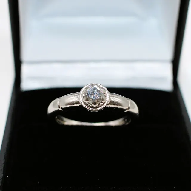 VINTAGE 0.25CT DIAMOND SOLITAIRE RING.