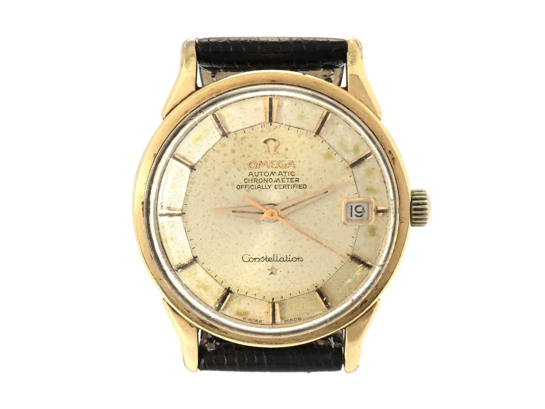 OMEGA, Constellation, Calendar, Chronometer, s.k. "Pie-Pan", Cal 561, Serie nr. 20722264, Ref nr. CD 168.0005, Boett nr. 168.005 (C.B), herrur, 34 mm, guld på stål, automatisk, plexiglas, datum, skadad urtavla/visare, skadad boett (se bild), läderband, ca 1963. — Klockor/Omega — Kaplans