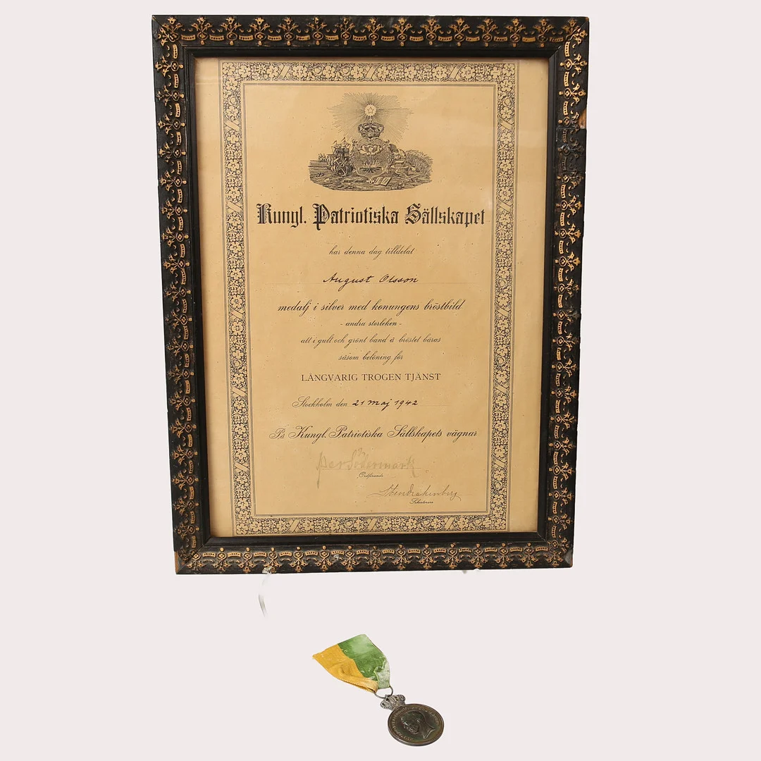 MEDALJ, Patriotiska sällskapet med urkund, silver. — Orders & Medals — Limhamns Auktionsbyrå