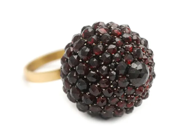 RING, förgyllt silver, granater, stl 16,5 mm., vikt 13,7 g.