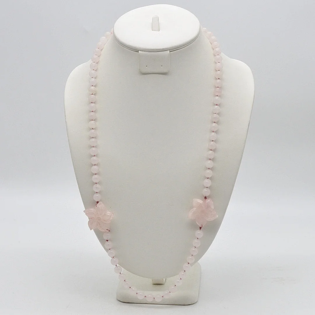 ROSENQUARZ COLLIER, ZWEI HANDGESCHNITZTE BLUMEN AUS ROSENQUARZ, ENDLOS, VINTAGE, CA. 71 CM. — Necklace — Kunst- und Auktionshaus Kleinhenz