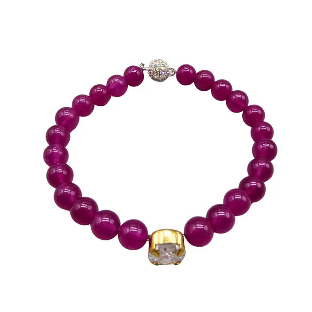 ARMBAND MIT MAGNETVERSCHLUSS AUS ACHAT PERLEN MIT EINEM WEISSEN ZIRKON.