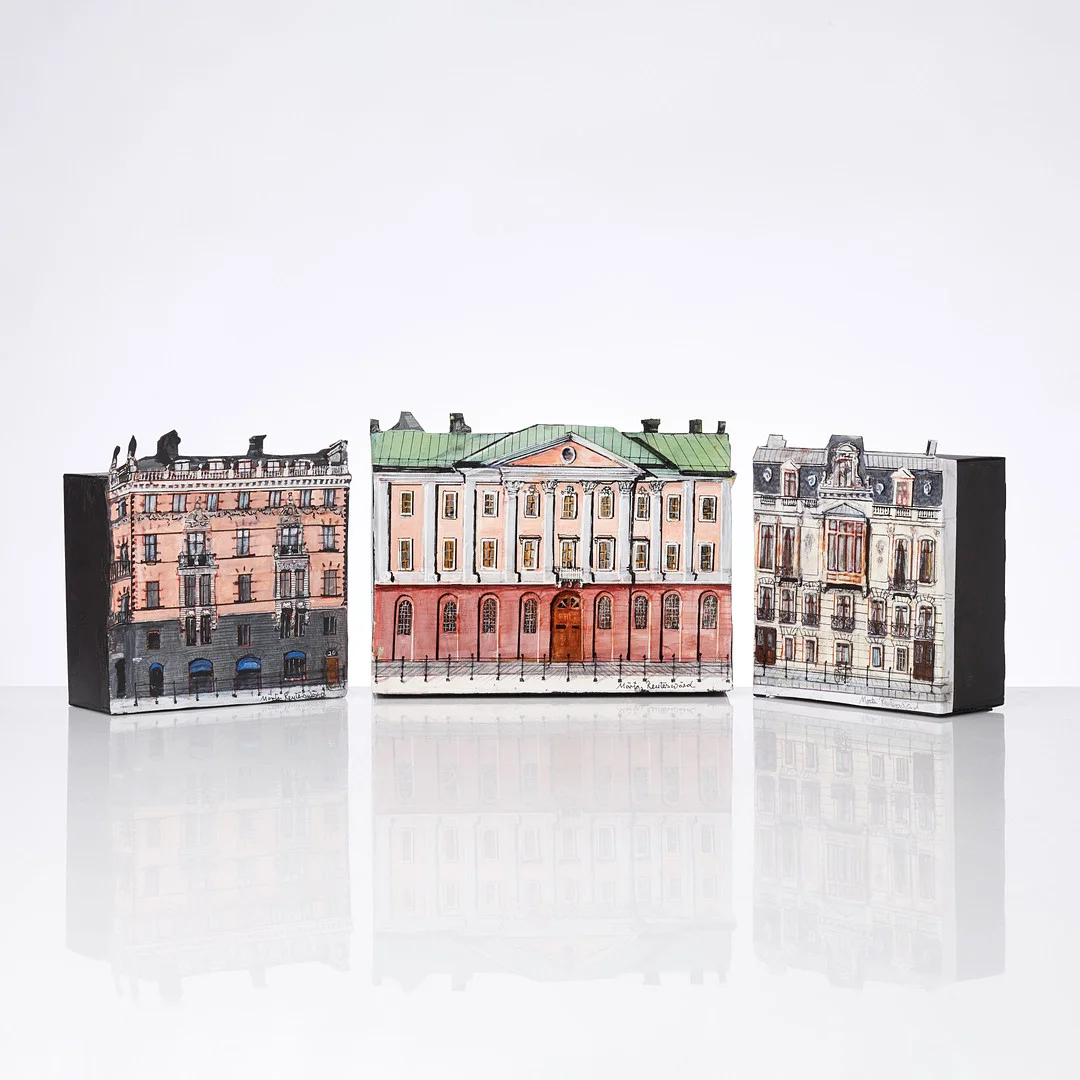 MÄRTA REUTERSWÄRD (FÖDD 1943). 3 dlr, "Strömgatan 16" "Sagerska Palatset, Strömgatan 18" "Strömgatan 20" Stockholm, skulpturer, i form av husfasad, kartong, handmålade, signerade. — Sculptures & Bronzes — Stockholms Auktionsverk Sickla