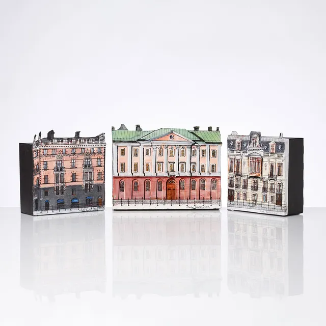 MÄRTA REUTERSWÄRD (FÖDD 1943). 3 dlr, "Strömgatan 16" "Sagerska Palatset, Strömgatan 18" "Strömgatan 20" Stockholm, skulpturer, i form av husfasad, kartong, handmålade, signerade.