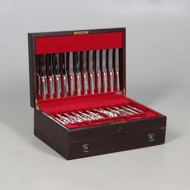 A CANTEEN OF SILVER PLATED CUTLERY.