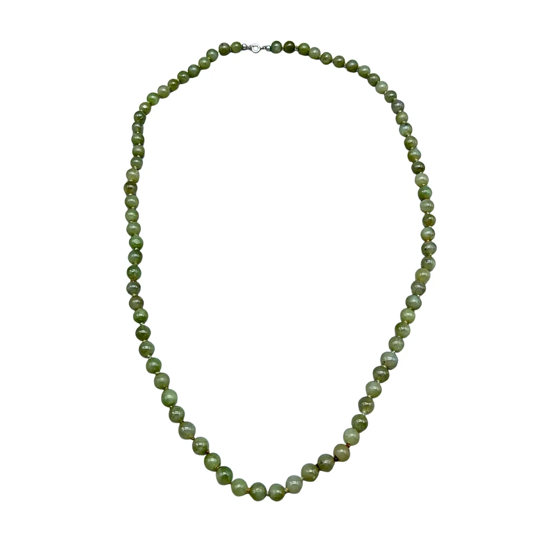 HALSKETTE AUS NATURSTEINPERLEN MIT KARABINERVERSCHLUSS. — Necklace — Auktionshaus Stuber's Hammerschlag