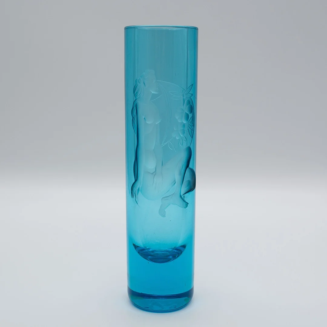 ZYLINDERGLAS KÜNSTLERVASE, AZURBLAU, HANDGESCHLIFFEN, FRAUENAKT MIT FLORA UND FAUNA. — Art glass — Kunst- und Auktionshaus Kleinhenz