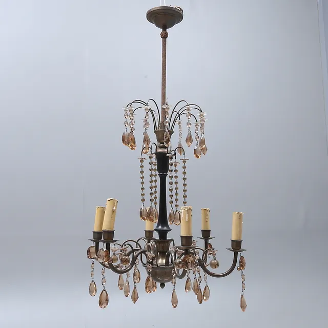 TAKLAMPA, behängd med prismor, 1900-talets första hälft. Höjd ca 60 cm.