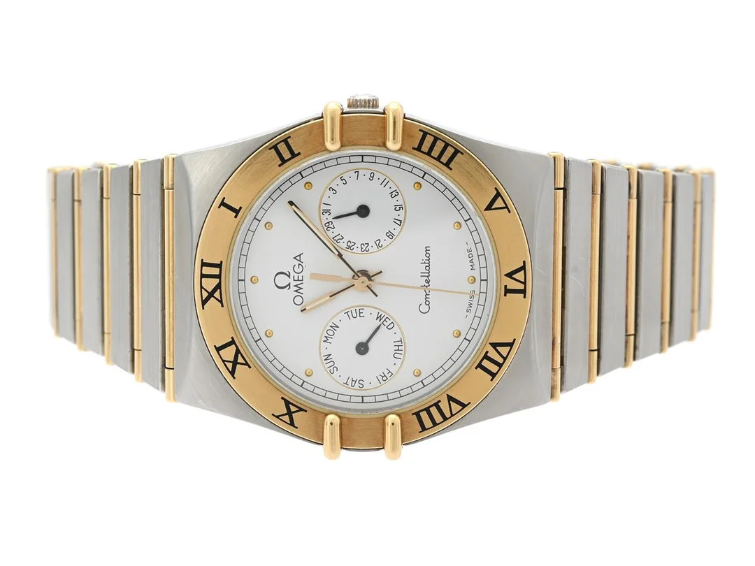 OMEGA, Constellation, s.k. "Uggla", Serie nr. 50430676, Ref nr. DB 396.1070, Boett nr. 396.1070/396.1080, herrur, 32,5 mm, stål/guld, quartz, safirglas, dag, datum, skadad urtavla, defekt (går ej, akut servicebehov), urverk ej signerat, integrerad originallänk (helstav), viklås, Ref nr. 1448/431 / 1392/012, ca 1987. — Klockor/Omega — Kaplans