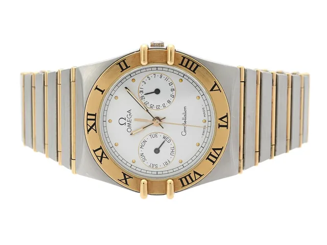 OMEGA, Constellation, s.k. "Uggla", Serie nr. 50430676, Ref nr. DB 396.1070, Boett nr. 396.1070/396.1080, herrur, 32,5 mm, stål/guld, quartz, safirglas, dag, datum, skadad urtavla, defekt (går ej, akut servicebehov), urverk ej signerat, integrerad originallänk (helstav), viklås, Ref nr. 1448/431 / 1392/012, ca 1987.