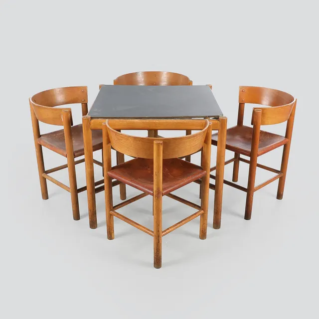 MOGENS LASSEN. Fritz Hansen. Spisebord samt fire stole af bøgetræ, model 4216 (5).