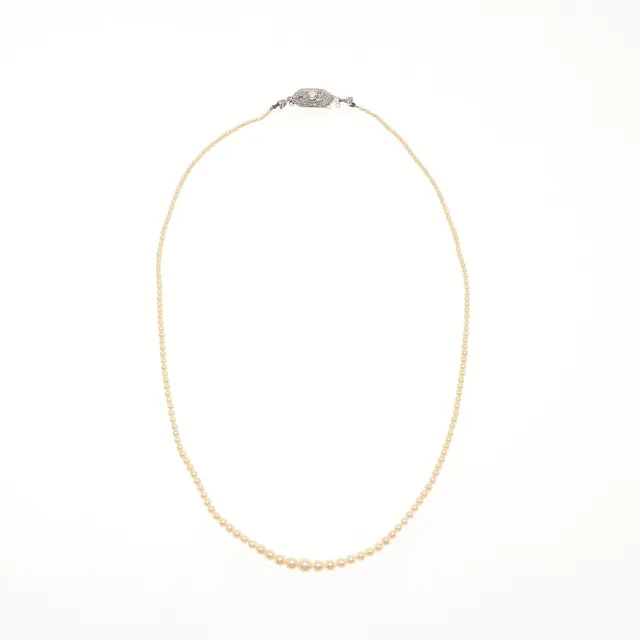 A SINGLE ROW GRADUATED NATURAL PEARL NECKLACE.