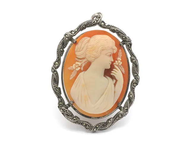 HÄNGE, silver, markasiter, snäckskalscamé, höjd 6 cm, vikt 14,4 g