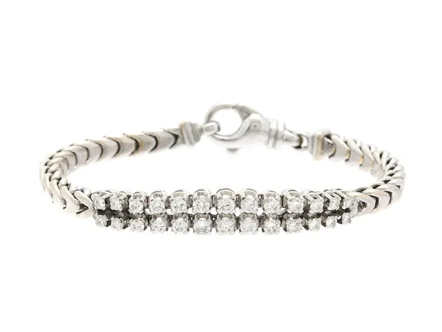 ARMBAND, 18K vitguld, 26 briljantslipade diamanter ca 1,50 ctv ca W/VS, längd 17 cm, vikt 26,9 g, mindre skada på en diamant.