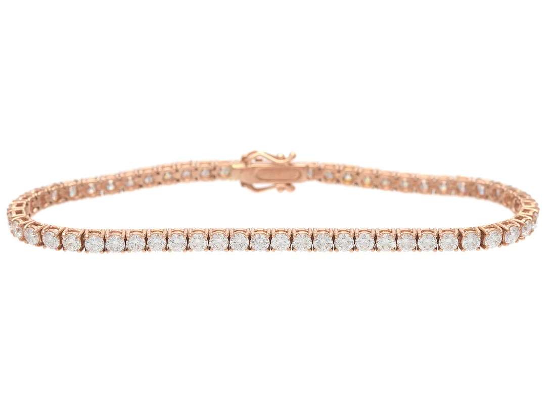 TENNISARMBAND, 18K roséguld, 58 briljantslipade diamanter ca 4,64 ctv ca TW-W/VS-SI, längd 17 cm, vikt 9,3 g. — Smycken/Armband — Kaplans
