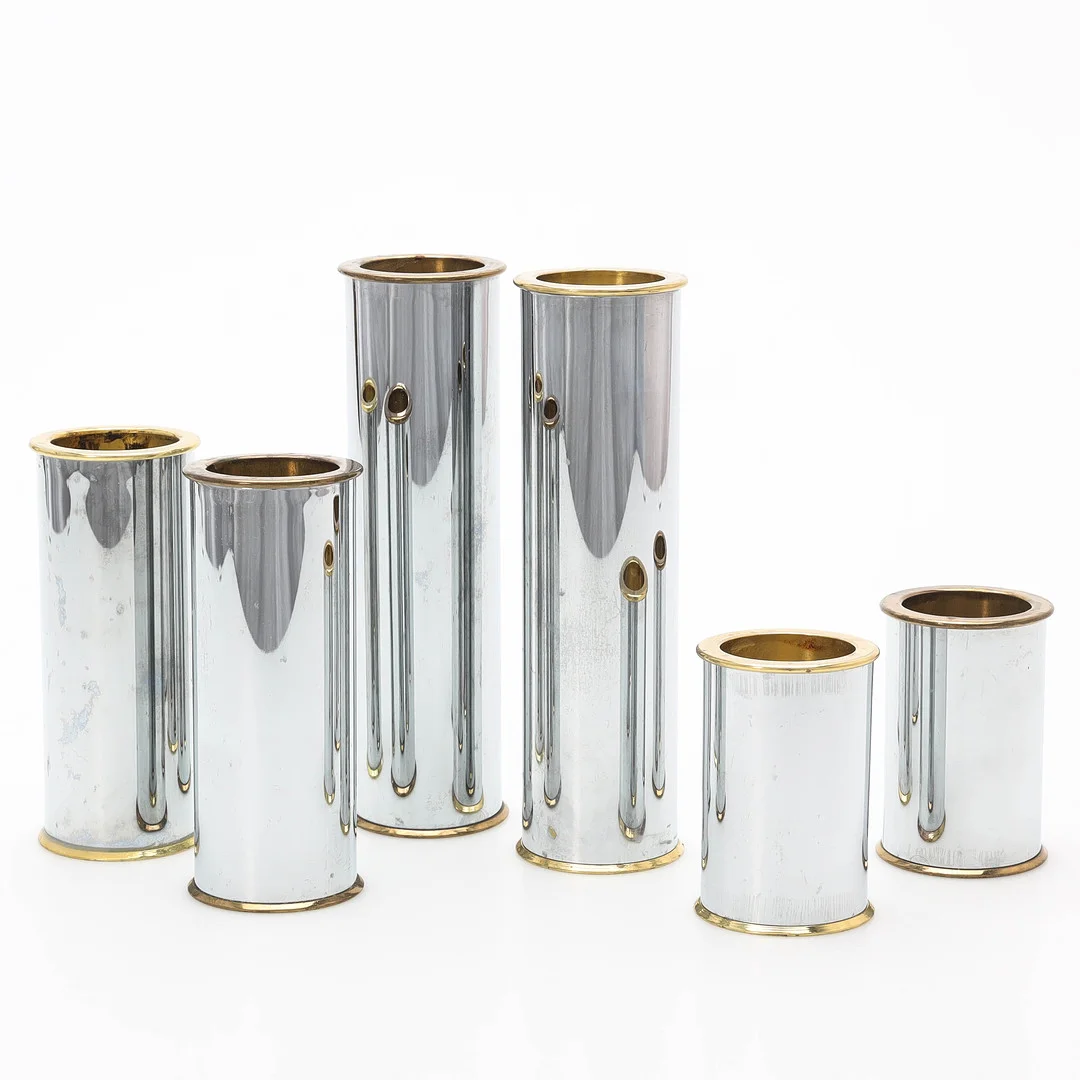 STAFFAN ENGLESSON. Ljusstakar, 6 st, "Cylinder 2000", vitmetall samt mässing. — Candlesticks — Auktionsmagasinet Vänersborg