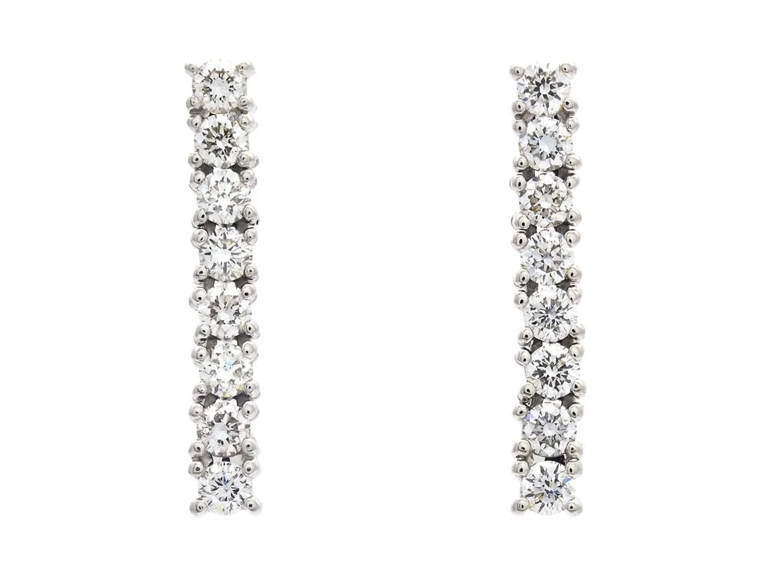 ÖRHÄNGEN, 18K vitguld, 16 briljantslipade diamanter ca 0,36 ctv, ca TW-W/VS, stift, längd 15,0 mm, vikt 2,4 g. — Smycken/Örhängen — Kaplans