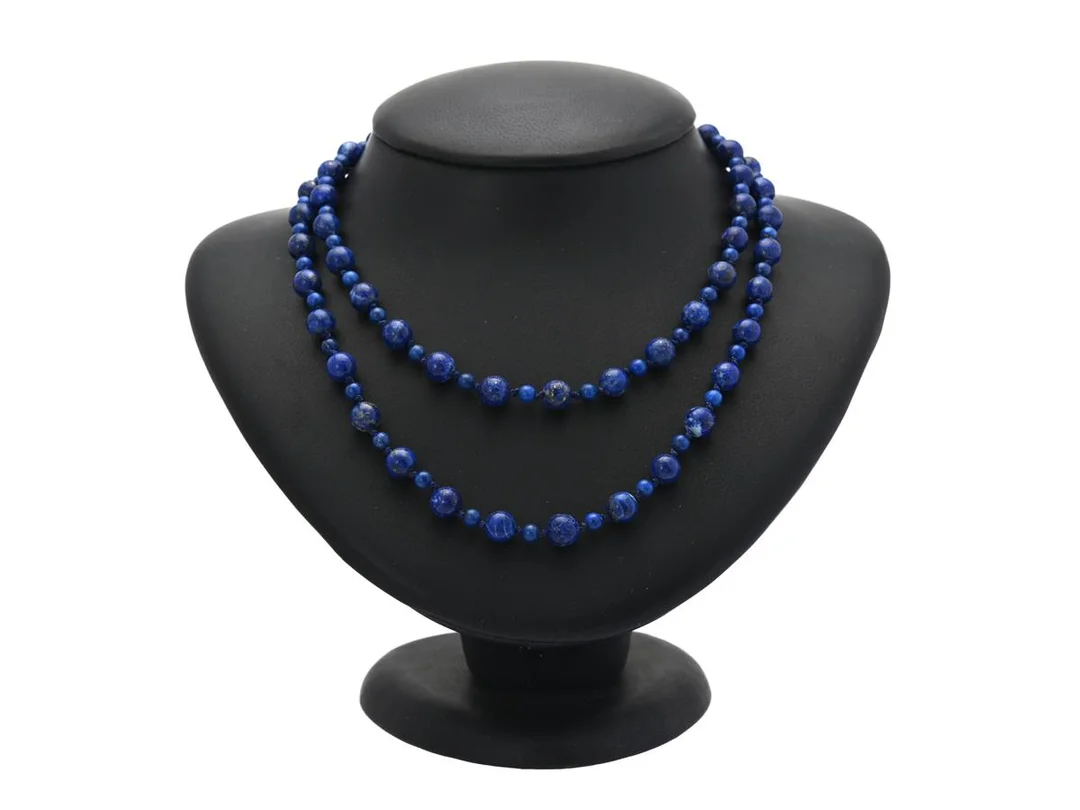 COLLIER, lapis lazuli, vitmetall, längd 83 cm, vikt 35,4 g, knutet. — Smycken/Collier — Kaplans