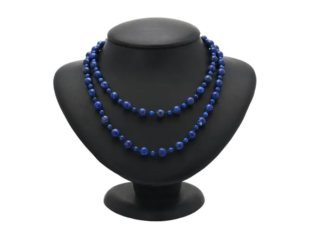 COLLIER, lapis lazuli, vitmetall, längd 83 cm, vikt 35,4 g, knutet.