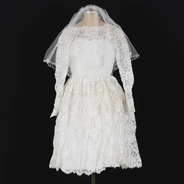 BRÖLLOPSKLÄNNING, stl 38, med spets. 1900-talets mitt.