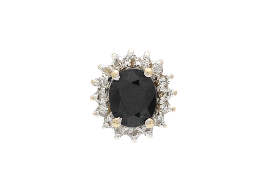 CARMOSÉÖRHÄNGE, 18K vitguld, ovalslipad safir, 16 briljantslipade diamanter ca 0,05 ctv, 2 diamanter skadade, stift, vikt 0,9 g. — Smycken/Örhängen — Kaplans