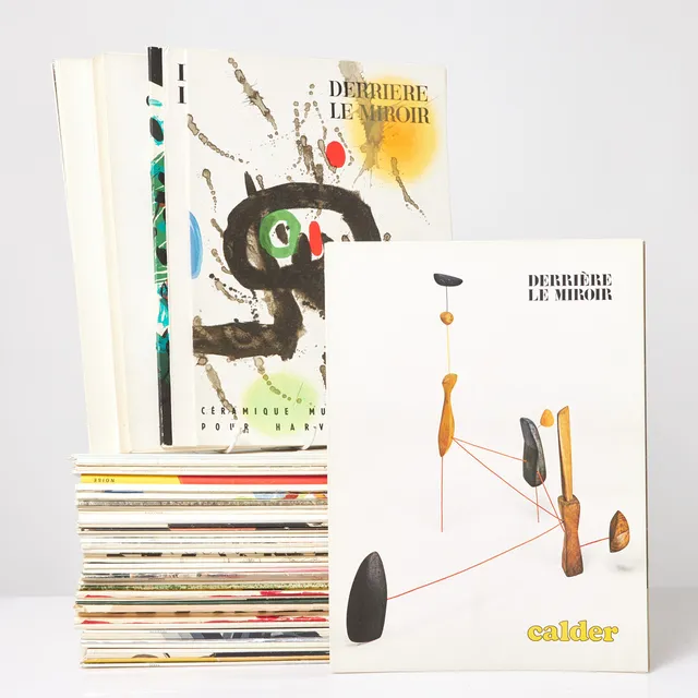 DERRIÈRE LE MIROIR (DLM), konsttidkrifter, ca 73 st, innehåller originallitografier av och efter, bl.a. Miró, Calder, Braque, Giacometti, Tal-Coat, Bazaine, Steinberg.