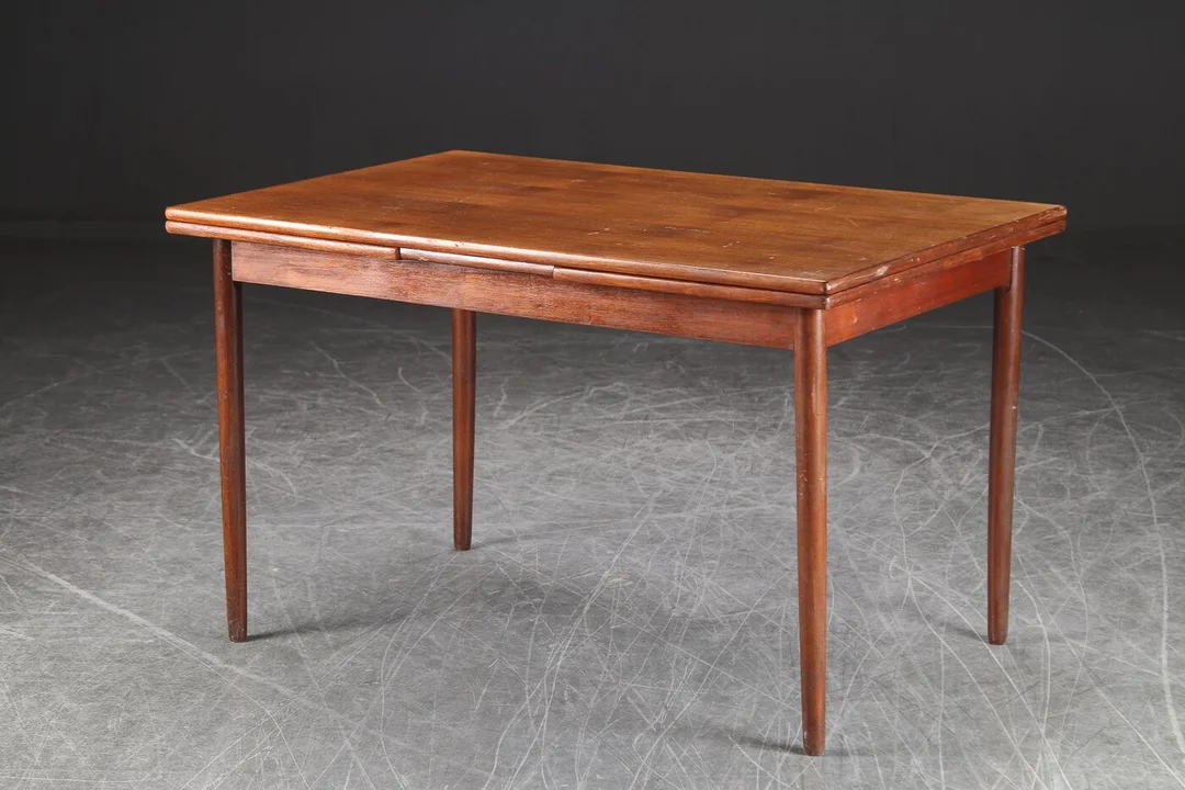 Spisebord af teak med hollandsk udtræk, 1960'erne Denne vare er sat til omsalg under nyt varenummer 5721260 — Furniture/Dining tables, dining room furniture — Lauritz
