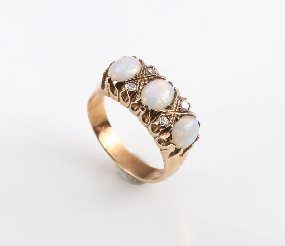 Jørgen Larsen. Opal-diamond ring in 14 kt. gold — Jewellery/Rings — Lauritz