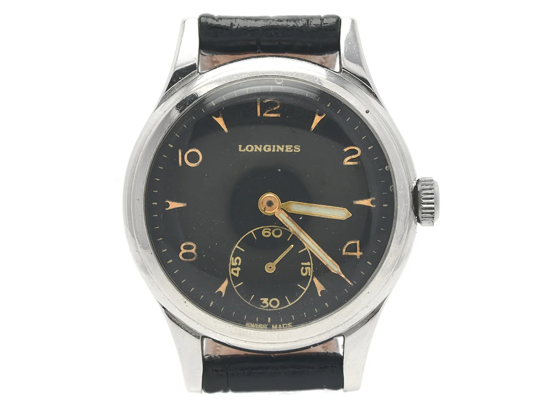 LONGINES, herrur, 33 mm, Cal 12.68Z, Serie nr. 6502683, Boett nr. 23653 / 202, stål, manuell, plexiglas, liten sekundvisare, renoverad urtavla, skadad urtavla/visare, skadad boett (skadad horn) läderband, ca 1946. — Klockor/Longines — Kaplans