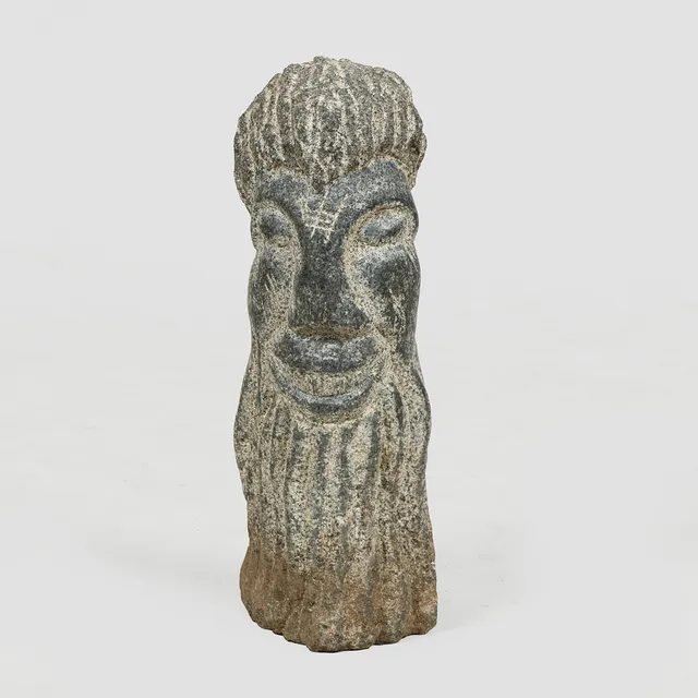 UBEKENDT KUNSTNER. Skulptur af granit i form af et ansigt, signeret, 1990'erne.