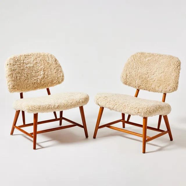 ALF SVENSSON. "TeVe", fåtöljer, ett par, stommar i bok, Studio, Ljungs Industrier AB, modellen formgiven 1953, klädda i ljus fårskinn.