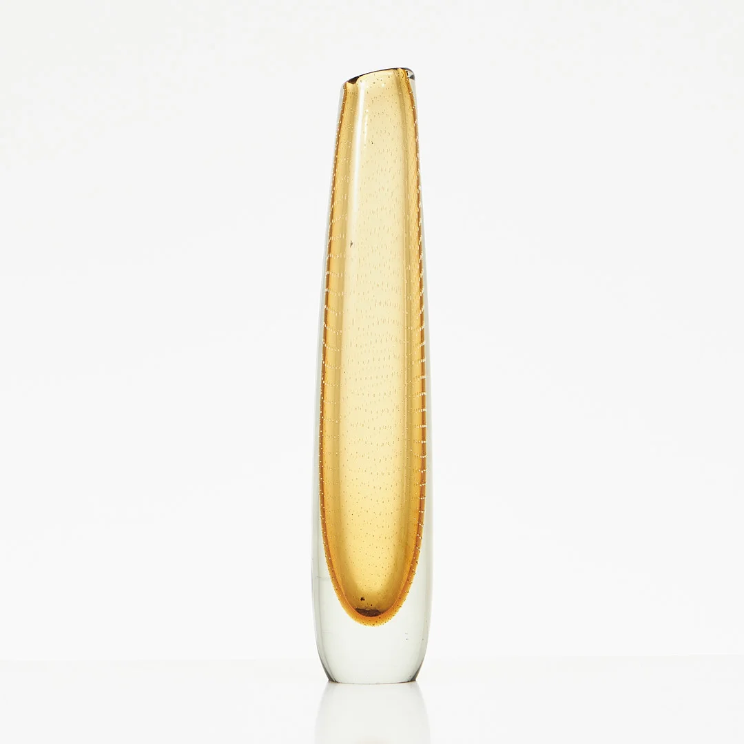 GUNNEL NYMAN. Vas, musselglas, klart- och bärnstenstonat glas med luftbubblor, signerad. — Utility glass — Stockholms Auktionsverk Magasin 5