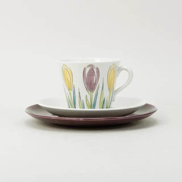 ELLEN MORTENSEN. Tekoppar med fat samt assietter, 11 delar, "Crocus", flintgods, Gefle.