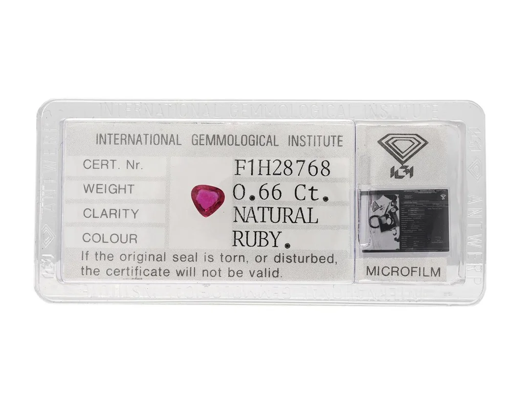 RUBIN, droppformad, 0,66 ct, IGI certifikat F1H28768, förseglad. — Ädelstenar/Rubiner — Kaplans
