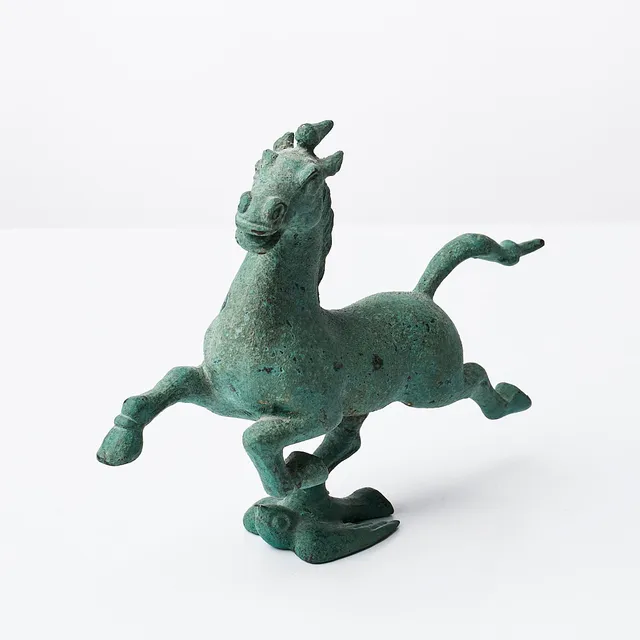 SKULPTUR, i form av häst, efter förlaga från Han-dynastin, grönpatinerad metall, 19/2000-tal.