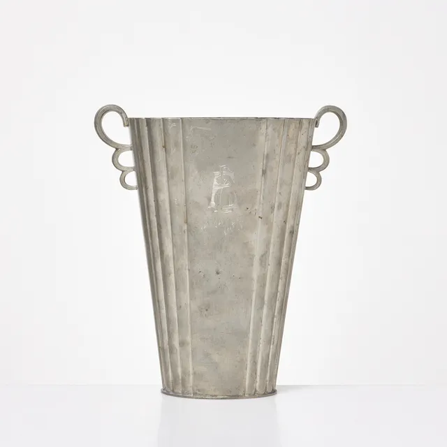 SYLVIA STAVE. Vas, tenn, hänklar, vågig form, CG Hallberg, Stockholm, 1900-talets första hälft.