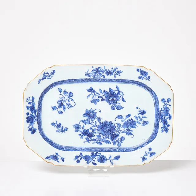 STEKFAT, Kina, 1700/1800-tal, porslin, underglasyrblått, dekor av blommor.