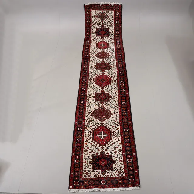 GALLERIMATTA, Karadja, Iran, mått 440x92 cm.