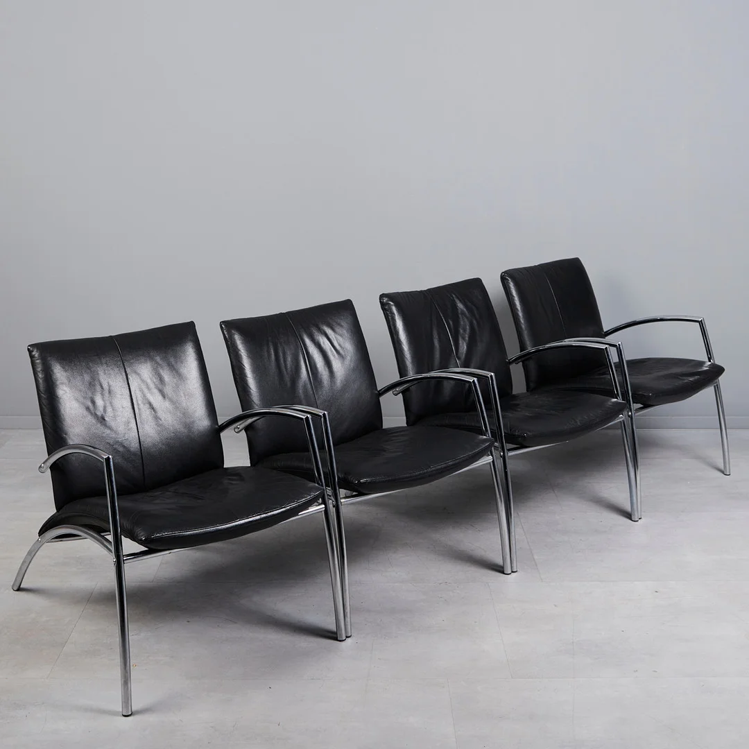 Vier Stühle / Armlehnstühle, verchromter Stahl, Kunststoff, 1980er Jahre (4). — Armchairs & Chairs — Stockholms Auktionsverk Köln