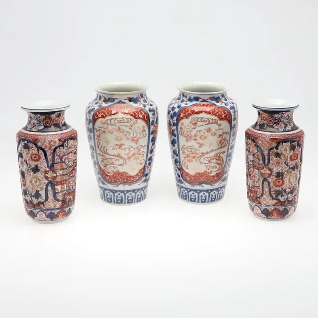 TWO PAIRS OF 20TH CENTURY JAPANESE IMARI PORCELAIN VASES.